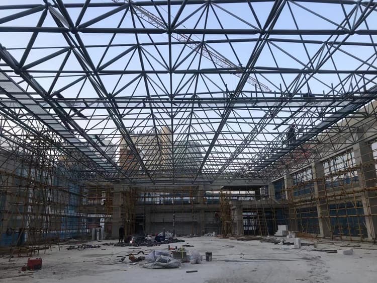 扎兰屯第一附属小学体育馆网架